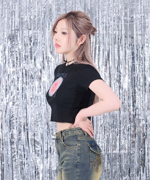 sedacle girl(セダクルガール)の「バラモチーフクロップドT(Tシャツ/カットソー・レディース・オフホワイト/ブラック・SMALL/MEDIUM)」の5枚目の写真