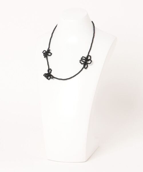 LOWRYS FARM(ローリーズファーム)の「ビーズフラワーネックレス 117830(ネックレス・レディース・ブラック/アイボリー/シルバー・FREE)」の4枚目の写真