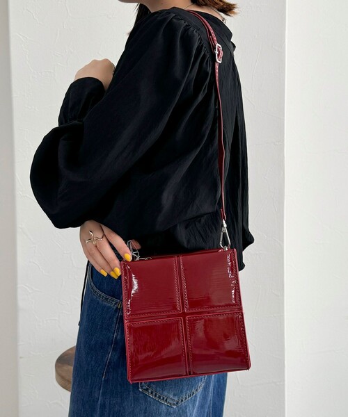 fredy emue(フレディエミュ)の「エナメルボックスパネルショルダー(ショルダーバッグ・レディース・シルバー/ブラック/レッド・FREE)」の3枚目の写真