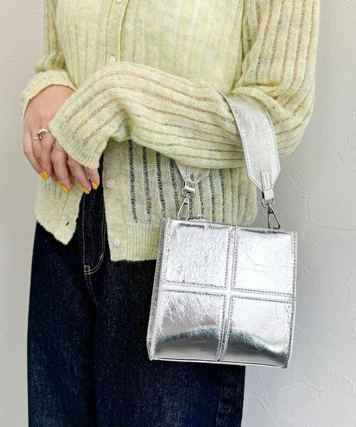 fredy emue(フレディエミュ)の「エナメルボックスパネルショルダー(ショルダーバッグ・レディース・シルバー/ブラック/レッド・FREE)」の2枚目の写真