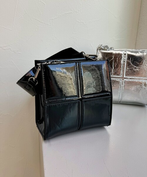 fredy emue(フレディエミュ)の「エナメルボックスパネルショルダー(ショルダーバッグ・レディース・シルバー/ブラック/レッド・FREE)」の1枚目の写真