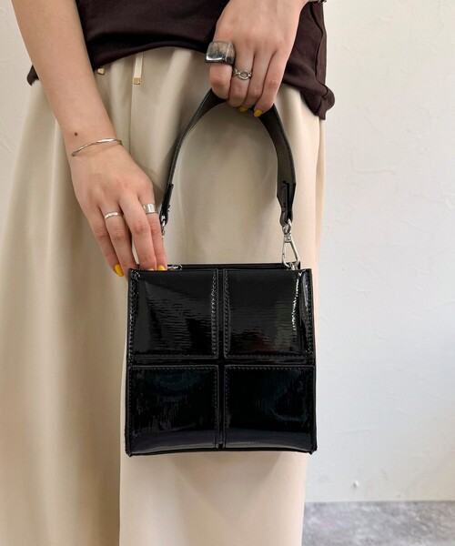 fredy emue(フレディエミュ)の「エナメルボックスパネルショルダー(ショルダーバッグ・レディース・シルバー/ブラック/レッド・FREE)」の4枚目の写真