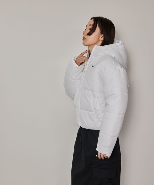 NIKE（ナイキ）の「【NIKE】クラシック パファー Therma-FIT ルーズ フーデッド ウィメンズ ジャケット（ダウンジャケット/コート・レディース・ホワイト/ブラック・M/L）」の8枚目の写真