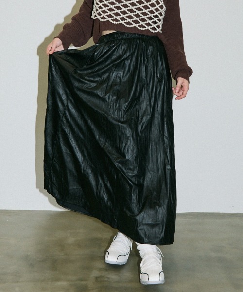 Clum(クルム)の「synthetic leather washer flare skirt / 合成皮革ワッシャーフレアスカート(スカート・レディース・ブラック/ダークブラウン/ワインレッド・FREE)」の8枚目の写真