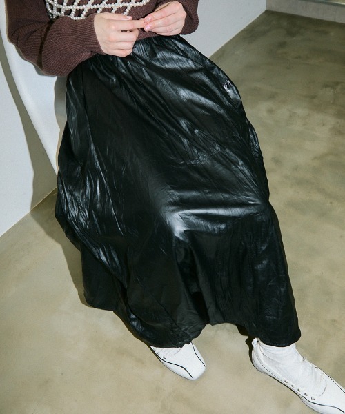 Clum(クルム)の「synthetic leather washer flare skirt / 合成皮革ワッシャーフレアスカート(スカート・レディース・ブラック/ダークブラウン/ワインレッド・FREE)」の9枚目の写真