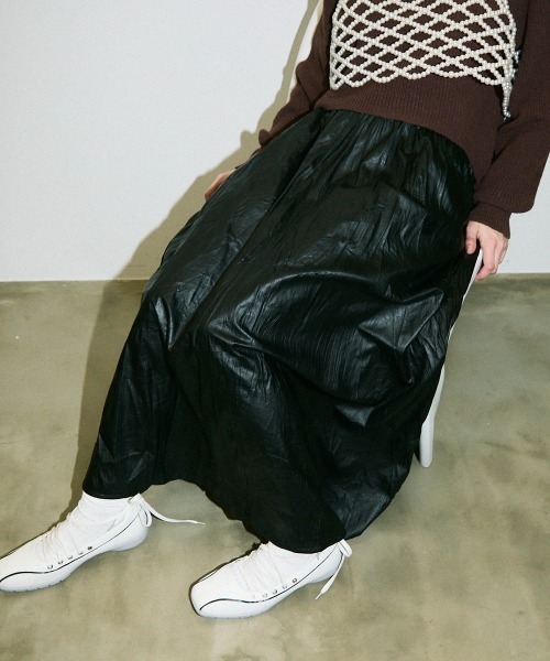 Clum(クルム)の「synthetic leather washer flare skirt / 合成皮革ワッシャーフレアスカート(スカート・レディース・ブラック/ダークブラウン/ワインレッド・FREE)」の10枚目の写真