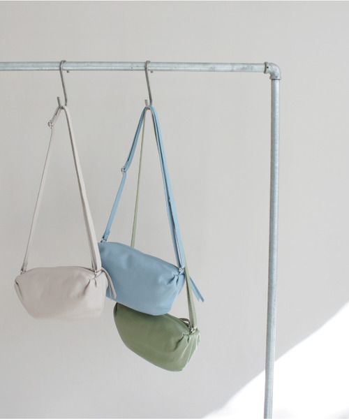 TIDEWAY（タイドウェイ）の「MASSU PLUMP SHOULDER（ショルダーバッグ・レディース・ブラック/グレー/カーキ/ブルー/レモンイエロー・FREE）」の12枚目の写真