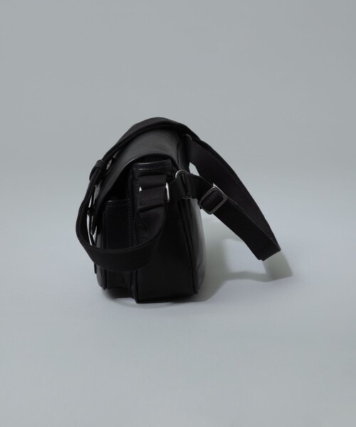 Hunting World(ハンティングワールド)の「HUNTING WORLD / レザー キャリーオール S(トートバッグ・メンズ・ブラック・ONE SIZE)」の3枚目の写真