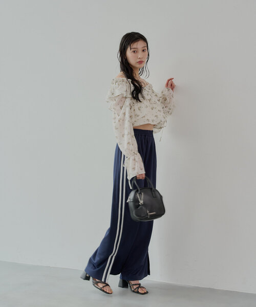 theory フリルデザインブラウス　黒 theory フリルデザインブラウス 黒 楽天市場】フリルデザイン