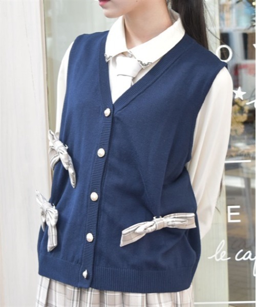 axes femme(アクシーズファム)の「チェックリボンブローチベスト(ニット/セーター・レディース・ブラック/キナリ/ネイビー・FREE)」の2枚目の写真