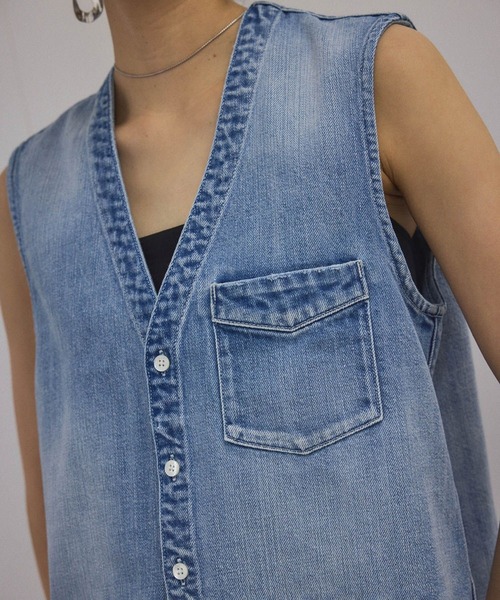 RED CARD TOKYO(レッドカード)の「【RED CARD TOKYO(レッドカードトーキョー)for SALON】別注GILET blouse / デニムジレベスト(ベスト・レディース・ブルー系その他6・FREE)」の4枚目の写真