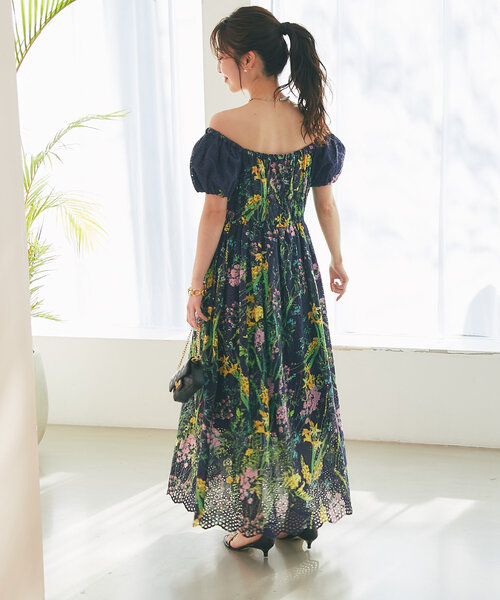 La boutique BonBon（ラブティックボンボン）の「【最強着映え】エンブロイダリーフラワープリントワンピース（ワンピース・レディース・オフホワイト/ネイビー・38/36）」の9枚目の写真