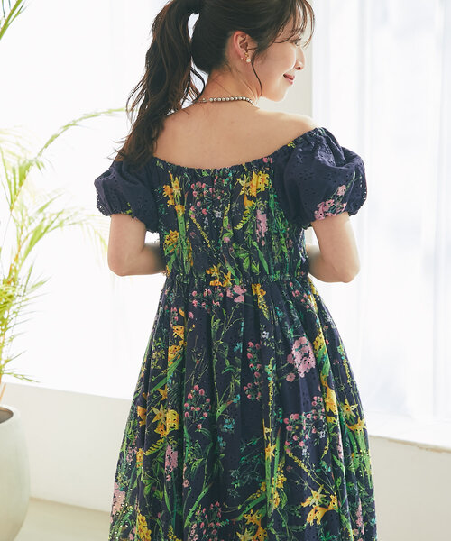 La boutique BonBon（ラブティックボンボン）の「【最強着映え】エンブロイダリーフラワープリントワンピース（ワンピース・レディース・オフホワイト/ネイビー・38/36）」の5枚目の写真