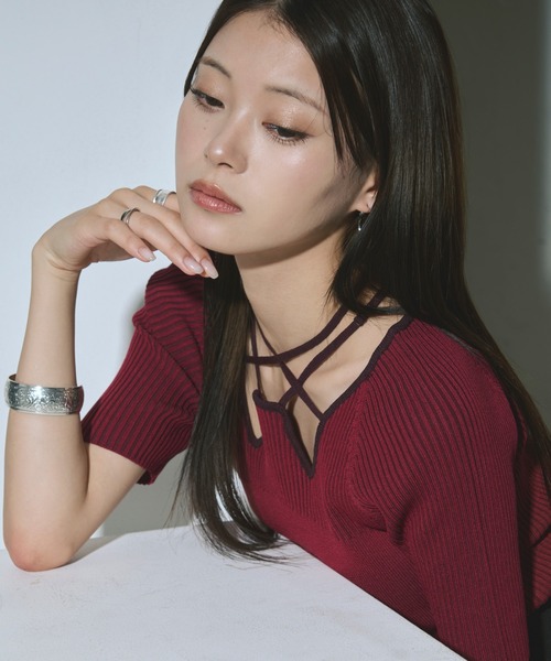 Ezick(エジック)の「2way design code neck イレリブ配色トップス(ニット/セーター・レディース・パープル/ネイビー/ブラック/サックスブルー/ブラウン/ボルドー・FREE)」の15枚目の写真