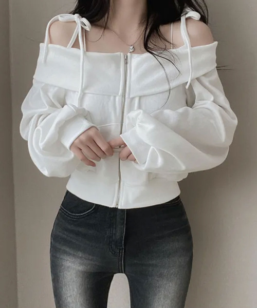 VIVID LADY(ビビッドレディー)の「肩紐付き ジップアップ オフショルダートレーナー(スウェット・レディース・アイボリー/ブラック/ライトブルー・FREE)」の4枚目の写真