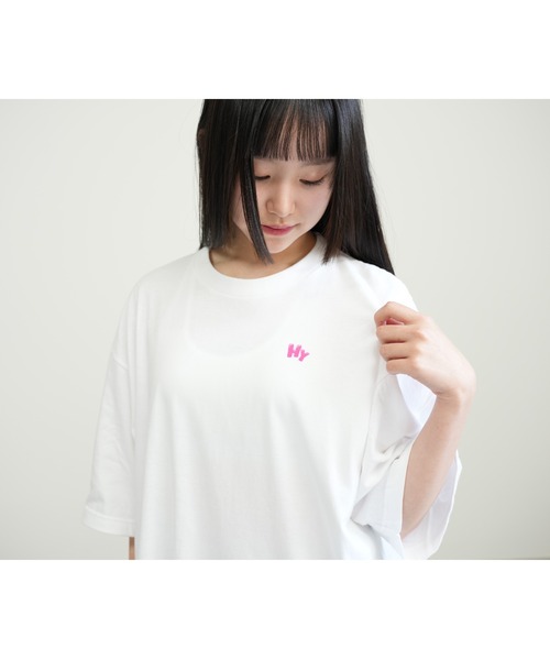 BASIS(ベイシス)の「バックデライトロゴ ビッグシルエット ユニセックス Tシャツ(Tシャツ/カットソー・レディース・ホワイト×グリーン/ホワイト×ブルー/ホワイト×ピンク・MEDIUM/LARGE)」の5枚目の写真