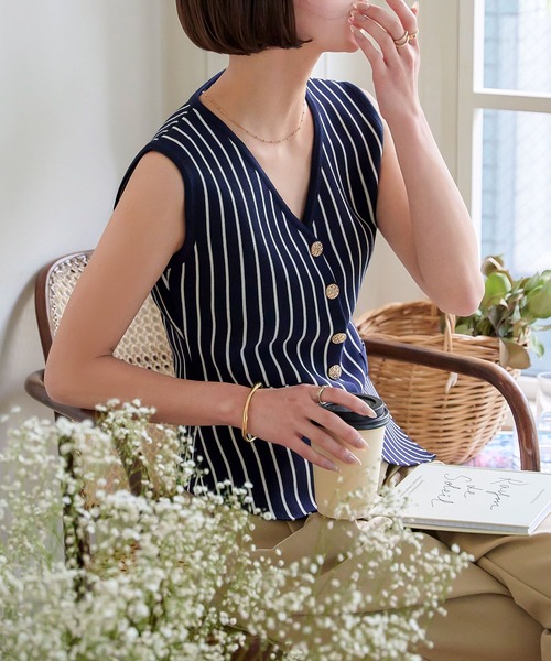 KOBE LETTUCE(コウベレタス)の「ストライプVネックニットベスト(ベスト・レディース・アイボリー/ネイビー/ブラウン・M)」の6枚目の写真