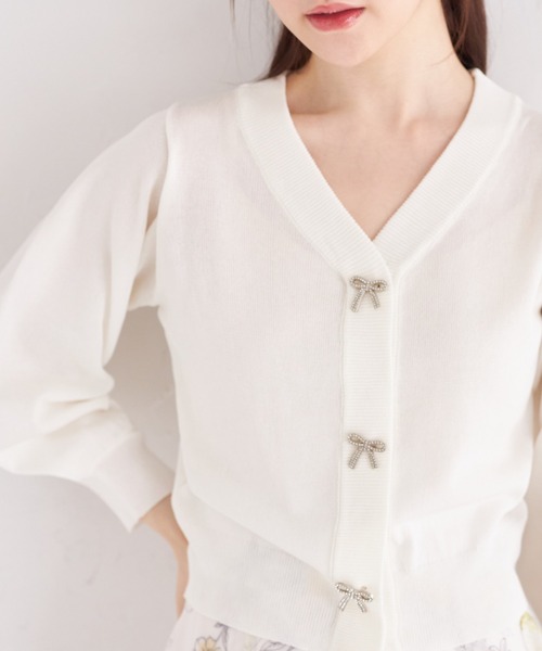 tocco closet(トッコ クローゼット)の「取り外し可能なビジューリボン付きカーディガン(カーディガン/ボレロ・レディース・ブラック/ホワイト/ピンク・M)」の3枚目の写真