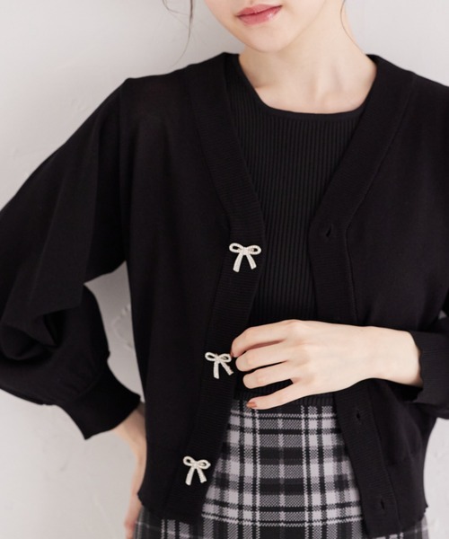 tocco closet(トッコ クローゼット)の「取り外し可能なビジューリボン付きカーディガン(カーディガン/ボレロ・レディース・ブラック/ホワイト/ピンク・M)」の1枚目の写真