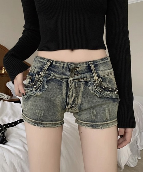 lilful（リルフル）の「★お気に入り数2万人突破！/累計販売点数6,000点！★【スタイル盛れ確定！】アソートスタッズ付き サイドアイレット ハイウエストデザイン デニムショートパンツ（デニムパンツ・レディース・ブラック/ホワイト/ブルー/ブルー系その他・M/S/L）」の4枚目の写真