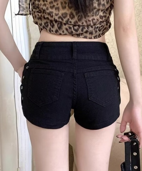 lilful（リルフル）の「★お気に入り数2万人突破！/累計販売点数6,000点！★【スタイル盛れ確定！】アソートスタッズ付き サイドアイレット ハイウエストデザイン デニムショートパンツ（デニムパンツ・レディース・ブラック/ホワイト/ブルー/ブルー系その他・M/S/L）」の5枚目の写真