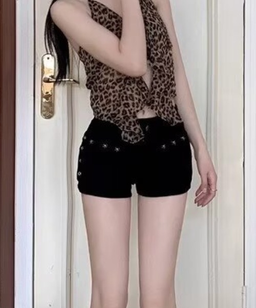 lilful（リルフル）の「★お気に入り数2万人突破！/累計販売点数6,000点！★【スタイル盛れ確定！】アソートスタッズ付き サイドアイレット ハイウエストデザイン デニムショートパンツ（デニムパンツ・レディース・ブラック/ホワイト/ブルー/ブルー系その他・M/S/L）」の9枚目の写真