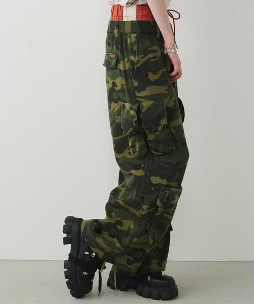 AIVER（アイバー）の「AIVER　カモレイヤードカーゴパンツ（カーゴパンツ・メンズ・チャコールグレー/カーキ・SMALL/MEDIUM/LARGE）」の2枚目の写真