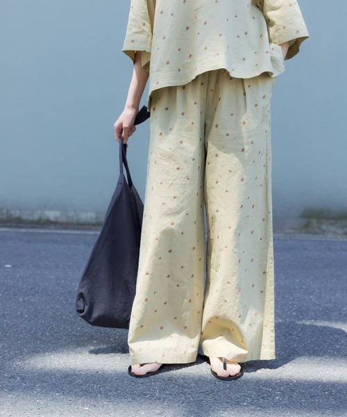 かぐれ（カグレ）の「小花刺繍イージーパンツ（その他パンツ