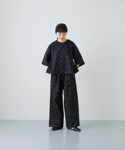 新品タグ付◆ かぐれ 小花刺繍イージーパンツ　ブラック　DOORS かぐれ（カグレ）の「小花刺繍イージーパンツ（その他パンツ