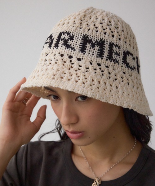 AZUL by moussy(アズールバイマウジー)の「オープンワークニッティングロゴハット(ハット・レディース・ブラック/ライトベージュ・FREE)」の1枚目の写真