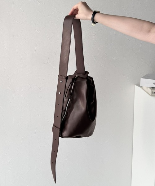 classicalelf(クラシカルエルフ)の「品見え!コーデに合わせて表情が変わる。マルチウェイソフトフェイクレザーショルダーバッグ(ショルダーバッグ・レディース・ベージュ系/ブラック/ブラウン・ONE SIZE)」の19枚目の写真