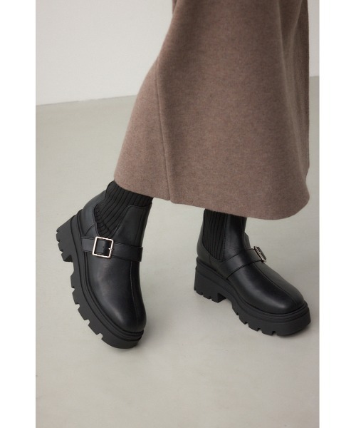 AZUL by moussy(アズールバイマウジー)の「ベルトデザイントラックソールソックスブーツ(ブーツ・レディース・ブラウン/ブラック・SMALL/MEDIUM/LARGE)」の4枚目の写真