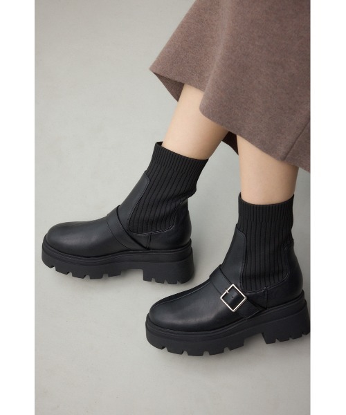 AZUL by moussy(アズールバイマウジー)の「ベルトデザイントラックソールソックスブーツ(ブーツ・レディース・ブラウン/ブラック・SMALL/MEDIUM/LARGE)」の5枚目の写真