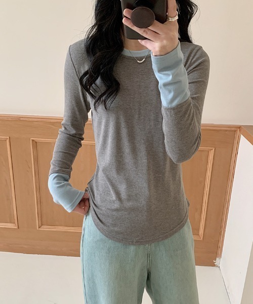 Vini(ヴィニ)の「≪コットン混≫ レイヤード風 ラウンドネック 袖配色 プルオーバー(Tシャツ/カットソー・レディース・グレー×サックスブルー/ブラック×グレー・FREE)」の2枚目の写真