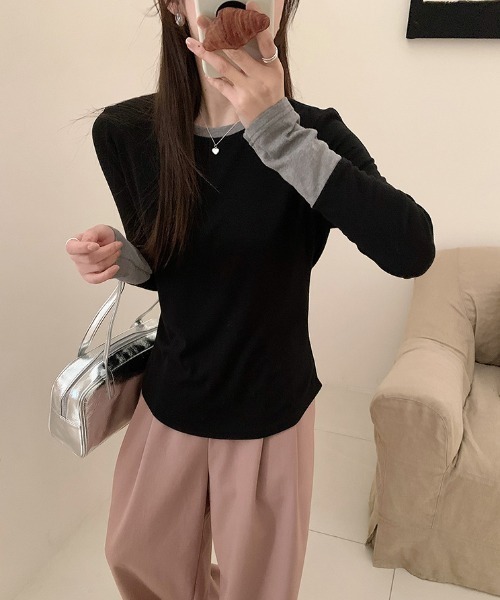 Vini(ヴィニ)の「≪コットン混≫ レイヤード風 ラウンドネック 袖配色 プルオーバー(Tシャツ/カットソー・レディース・グレー×サックスブルー/ブラック×グレー・FREE)」の1枚目の写真