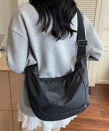【Y2K】軽量防水クロワッサンショルダーバッグ（ユニセックス／A5収納可／デイリー）