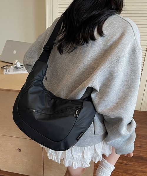 gossip!ロサンゼルス(ゴシップロサンゼルス)の「【Y2K】軽量防水クロワッサンショルダーバッグ(ユニセックス/A5収納可/デイリー)(ショルダーバッグ・レディース・ブラック・FREE)」の3枚目の写真