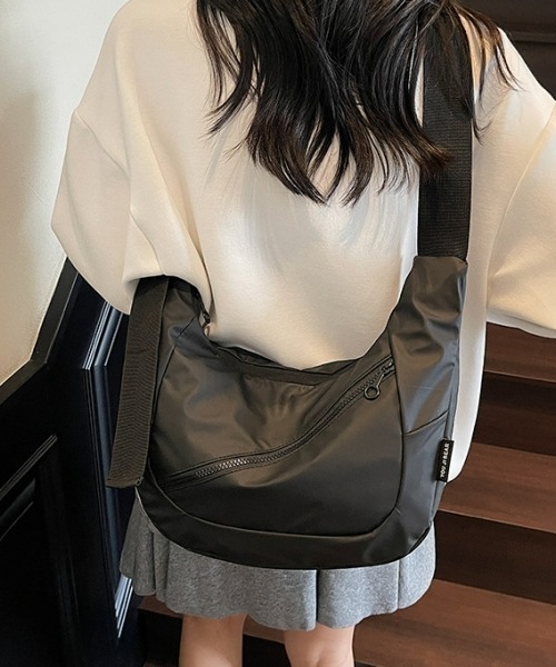 gossip!ロサンゼルス(ゴシップロサンゼルス)の「【Y2K】軽量防水クロワッサンショルダーバッグ(ユニセックス/A5収納可/デイリー)(ショルダーバッグ・レディース・ブラック・FREE)」の5枚目の写真
