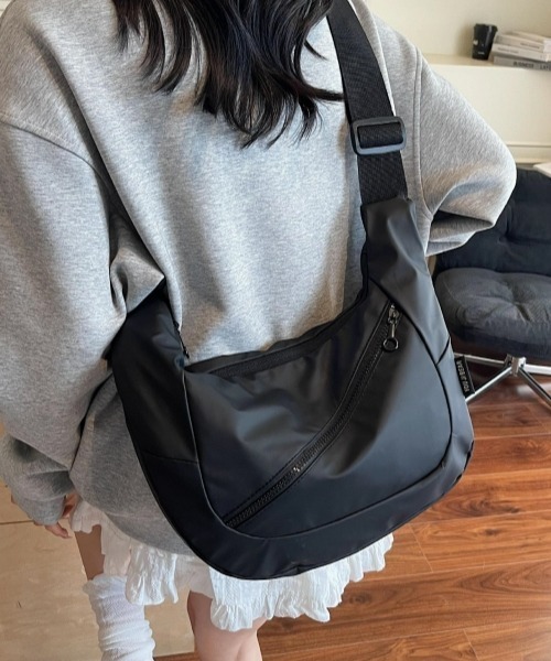 gossip!ロサンゼルス(ゴシップロサンゼルス)の「【Y2K】軽量防水クロワッサンショルダーバッグ(ユニセックス/A5収納可/デイリー)(ショルダーバッグ・レディース・ブラック・FREE)」の4枚目の写真