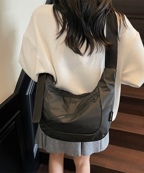 gossip!ロサンゼルス(ゴシップロサンゼルス)の「【Y2K】軽量防水クロワッサンショルダーバッグ(ユニセックス/A5収納可/デイリー)(ショルダーバッグ・レディース・ブラック・FREE)」の6枚目の写真