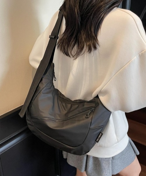 gossip!ロサンゼルス(ゴシップロサンゼルス)の「【Y2K】軽量防水クロワッサンショルダーバッグ(ユニセックス/A5収納可/デイリー)(ショルダーバッグ・レディース・ブラック・FREE)」の7枚目の写真