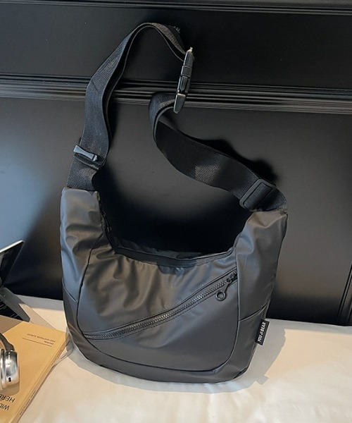 gossip!ロサンゼルス(ゴシップロサンゼルス)の「【Y2K】軽量防水クロワッサンショルダーバッグ(ユニセックス/A5収納可/デイリー)(ショルダーバッグ・レディース・ブラック・FREE)」の9枚目の写真