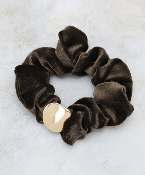 OPAQUE.CLIP（オペークドットクリップ）の「ベロア×メタルシュシュ（その他ヘアアクセサリー・レディース・ブラック/ダークブラウン・00）」の2枚目の写真