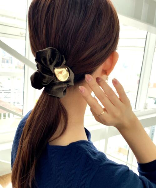 OPAQUE.CLIP（オペークドットクリップ）の「ベロア×メタルシュシュ（その他ヘアアクセサリー・レディース・ブラック/ダークブラウン・00）」の3枚目の写真