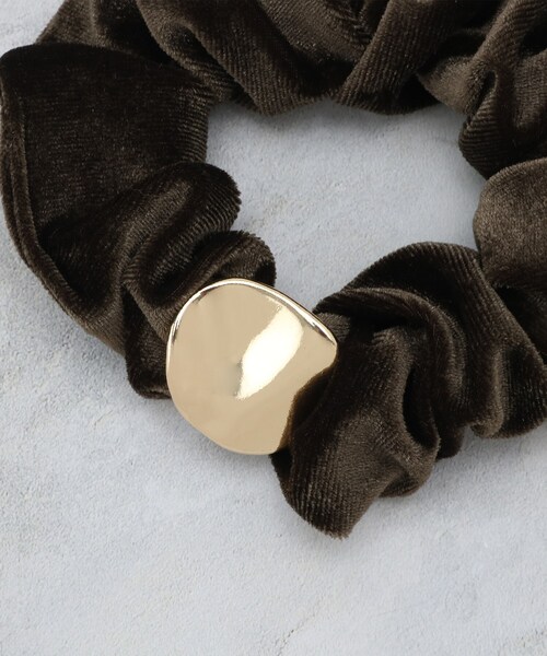 OPAQUE.CLIP（オペークドットクリップ）の「ベロア×メタルシュシュ（その他ヘアアクセサリー・レディース・ブラック/ダークブラウン・00）」の6枚目の写真