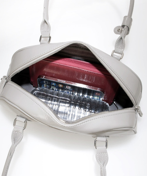 cache cache（カシュ カシュ）の「カシュカシュ cachecache / 横長エナメルボストン（ボストンバッグ・レディース・ブラック/ワインレッド/ライトグレー・FREE）」の13枚目の写真