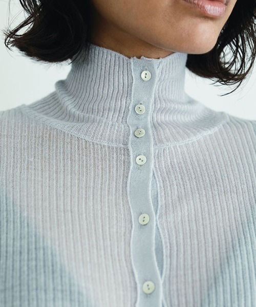 ETRE TOKYO(エトレトウキョウ)の「SANTEシルクカシミヤハイネックニットプルオーバー(ニット/セーター・レディース・ブラウン/ブルー/アイボリー・FREE)」の9枚目の写真