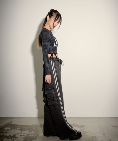.KOM(ドットコム)の「『.KOM/ドットケーオーエム』クロップド丈プリントミニ長袖Tシャツ【GC】(Tシャツ/カットソー・レディース・ブラック/ホワイト・FREE)」の10枚目の写真