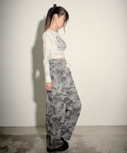 .KOM(ドットコム)の「『.KOM/ドットケーオーエム』クロップド丈プリントミニ長袖Tシャツ【GC】(Tシャツ/カットソー・レディース・ブラック/ホワイト・FREE)」の7枚目の写真