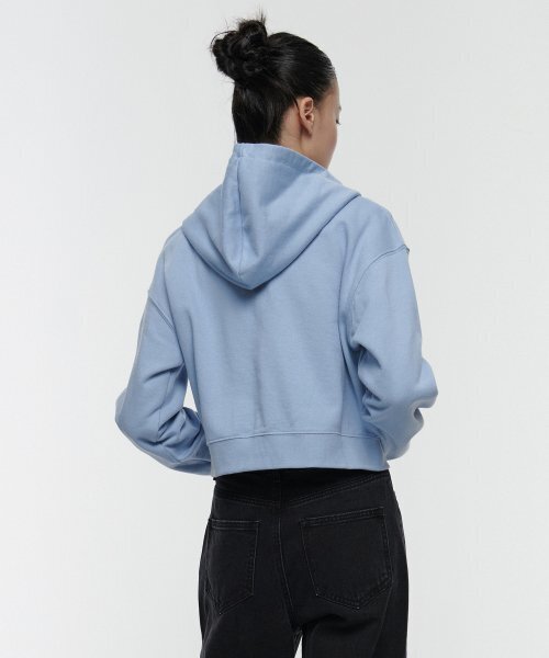 MUSINSA STANDARD WOMAN（ムシンサスタンダードウーマン）の「女性用クロップドフード付きスウェットジップアップ[スカイブルー]（パーカー・レディース・その他・SMALL/MEDIUM/LARGE/X-SMALL）」の2枚目の写真